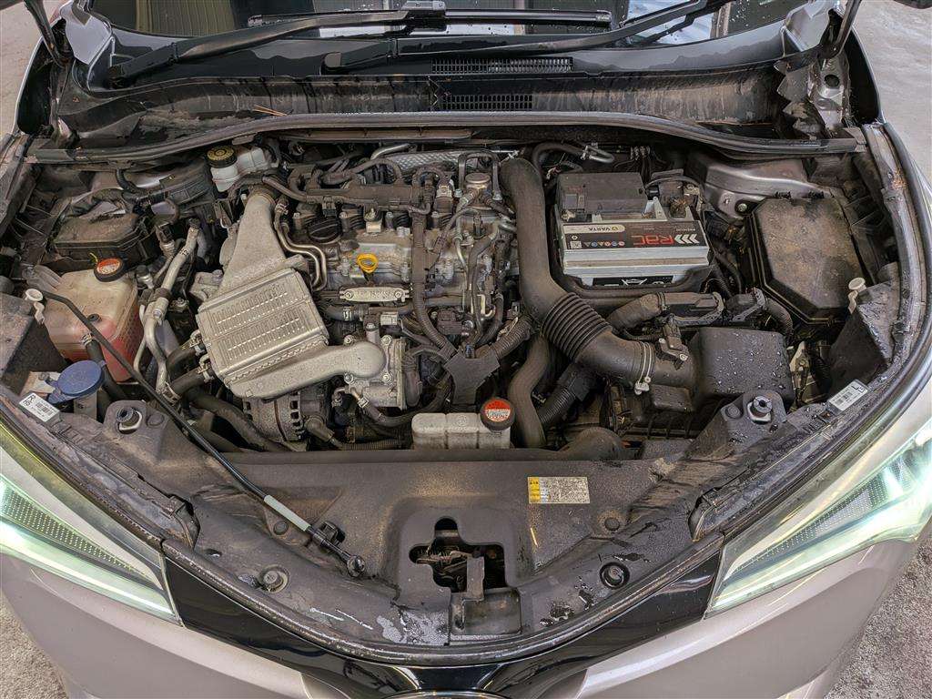 <p>2017 TOYOTA C-HR DYNAMIC</p>