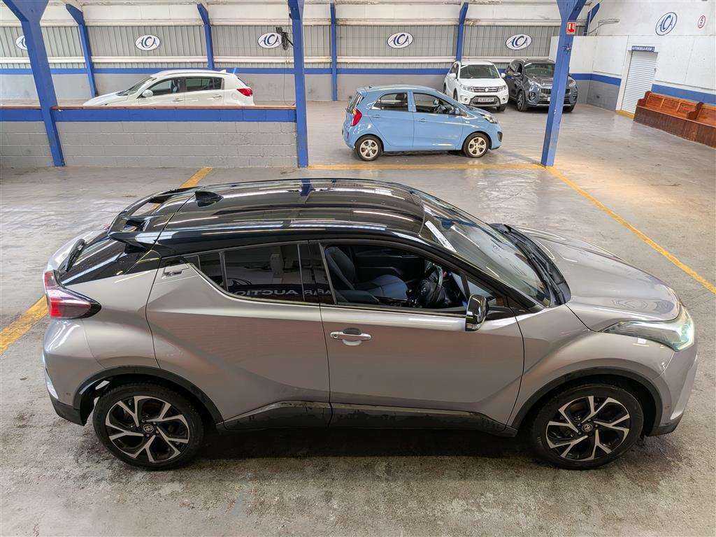<p>2017 TOYOTA C-HR DYNAMIC</p>