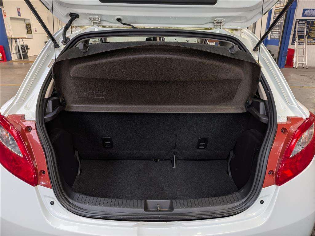 <p>2012 MAZDA 2 TAMURA</p>