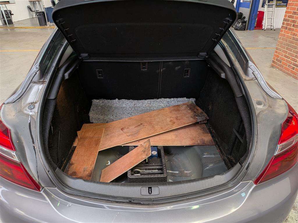 <p>2016 VAUXHALL INSIGNIA SRI NAV CDTI AUT</p>