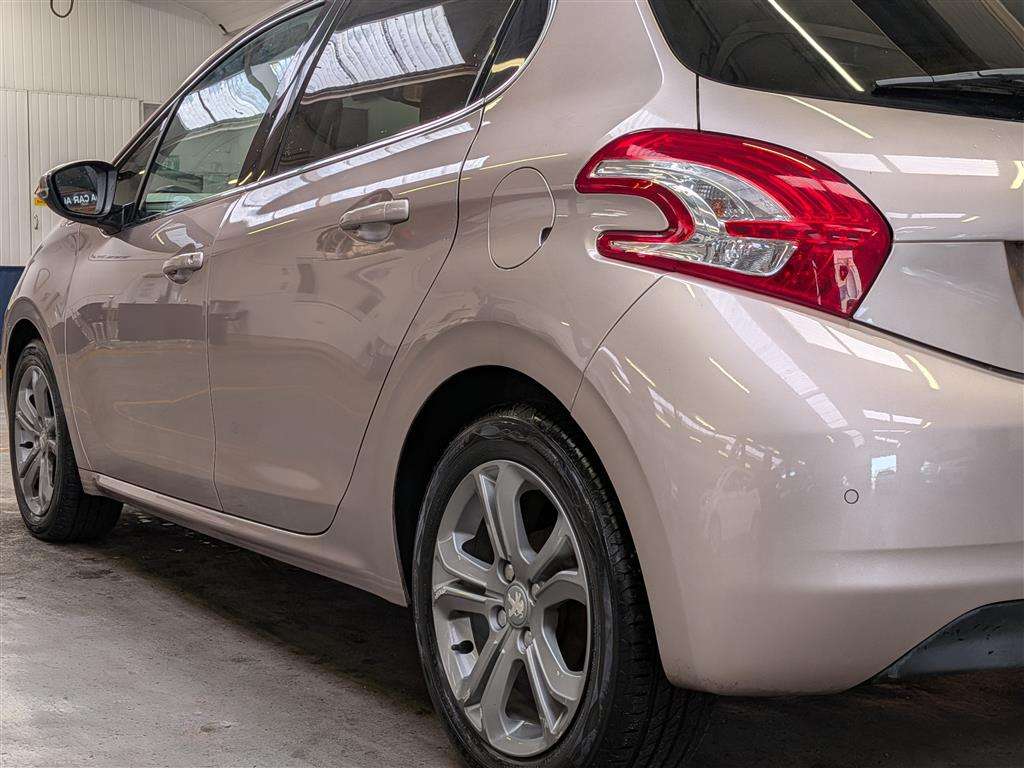 <p>2015 PEUGEOT 208 ALLURE</p>