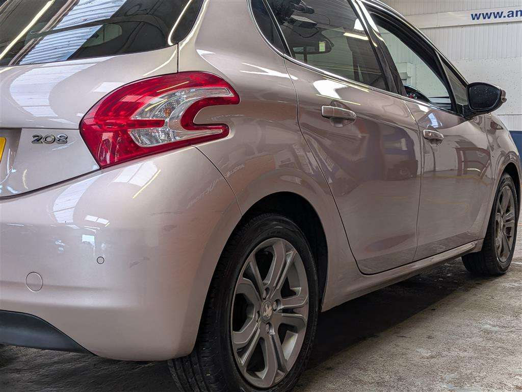 <p>2015 PEUGEOT 208 ALLURE</p>