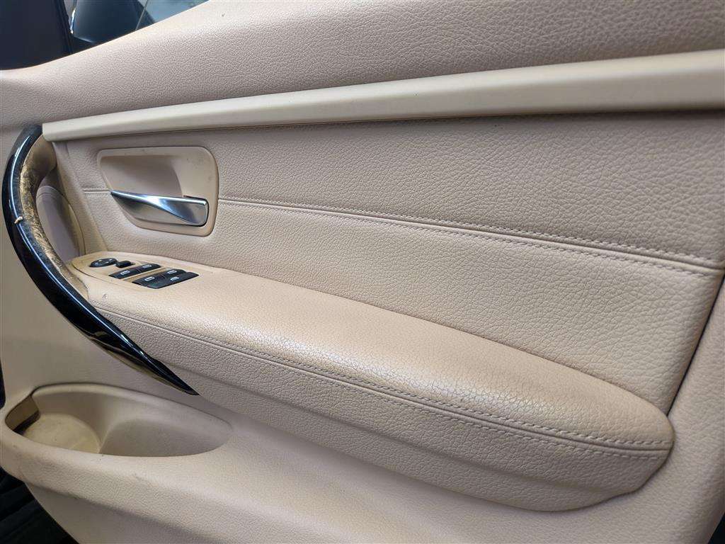 <p>2013 BMW 320D LUXURY AUTO</p>