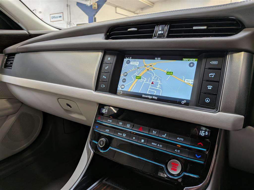 <p>2017 JAGUAR XF PORTFOLIO D AUTO</p>