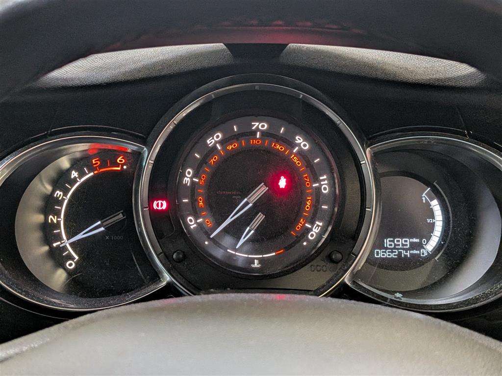 <p>2014 CITROEN DS3 DSTYLE E-HDI</p>