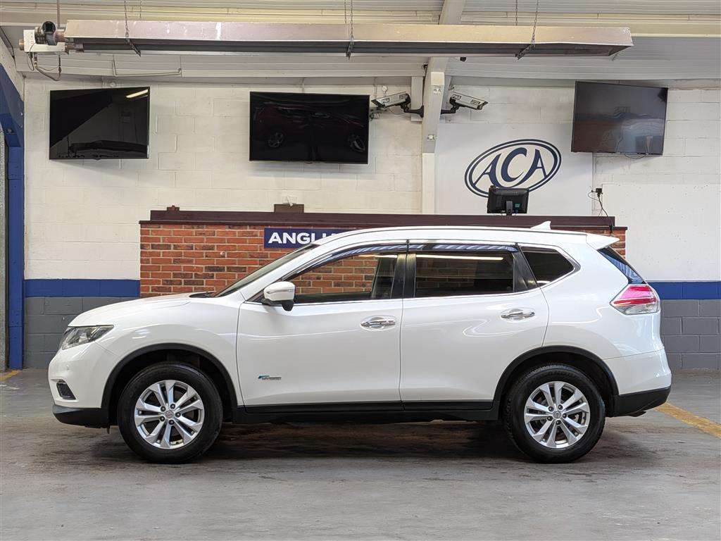 <p>2016 NISSAN X-TRAIL</p>