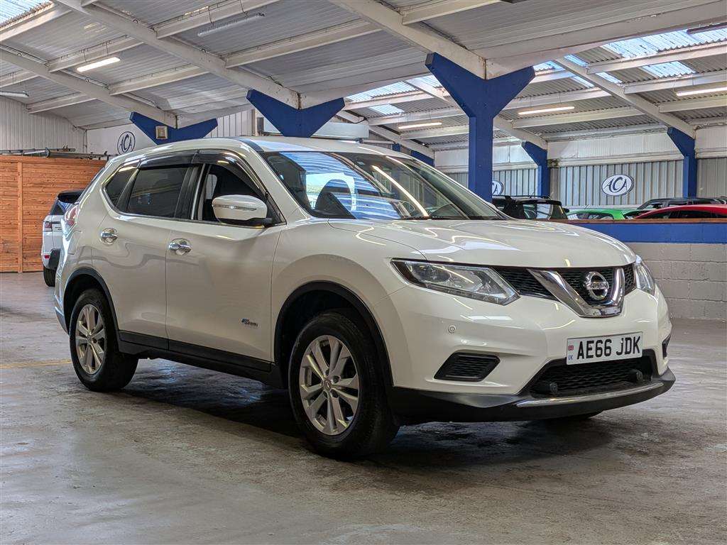 <p>2016 NISSAN X-TRAIL</p>
