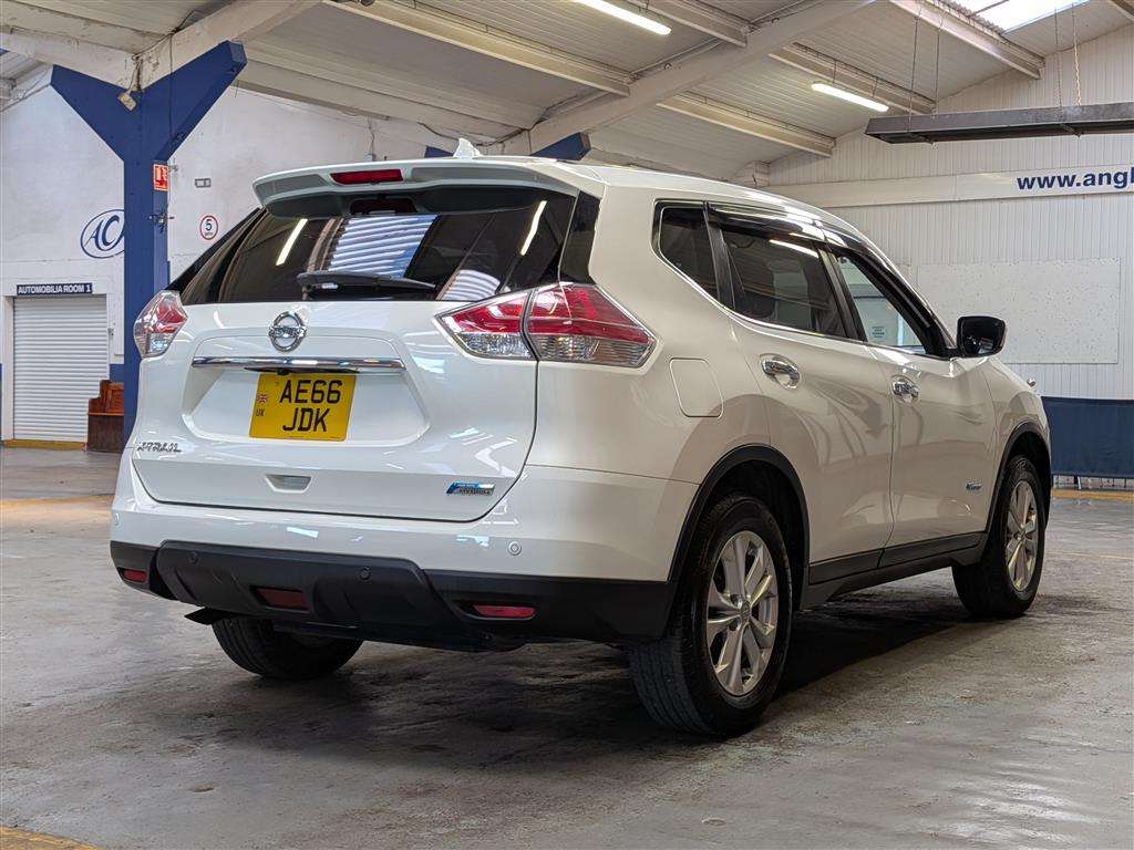 <p>2016 NISSAN X-TRAIL</p>