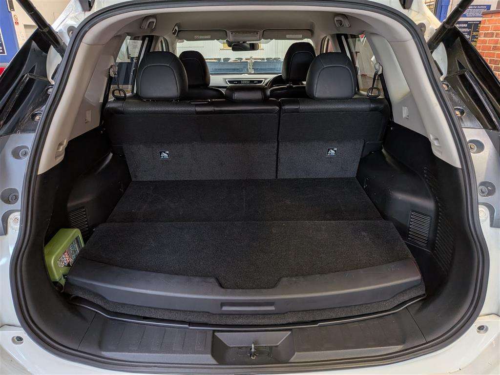 <p>2016 NISSAN X-TRAIL</p>