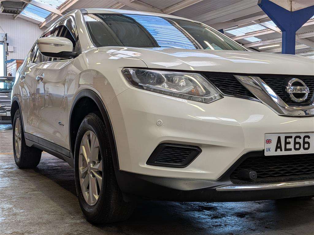 <p>2016 NISSAN X-TRAIL</p>