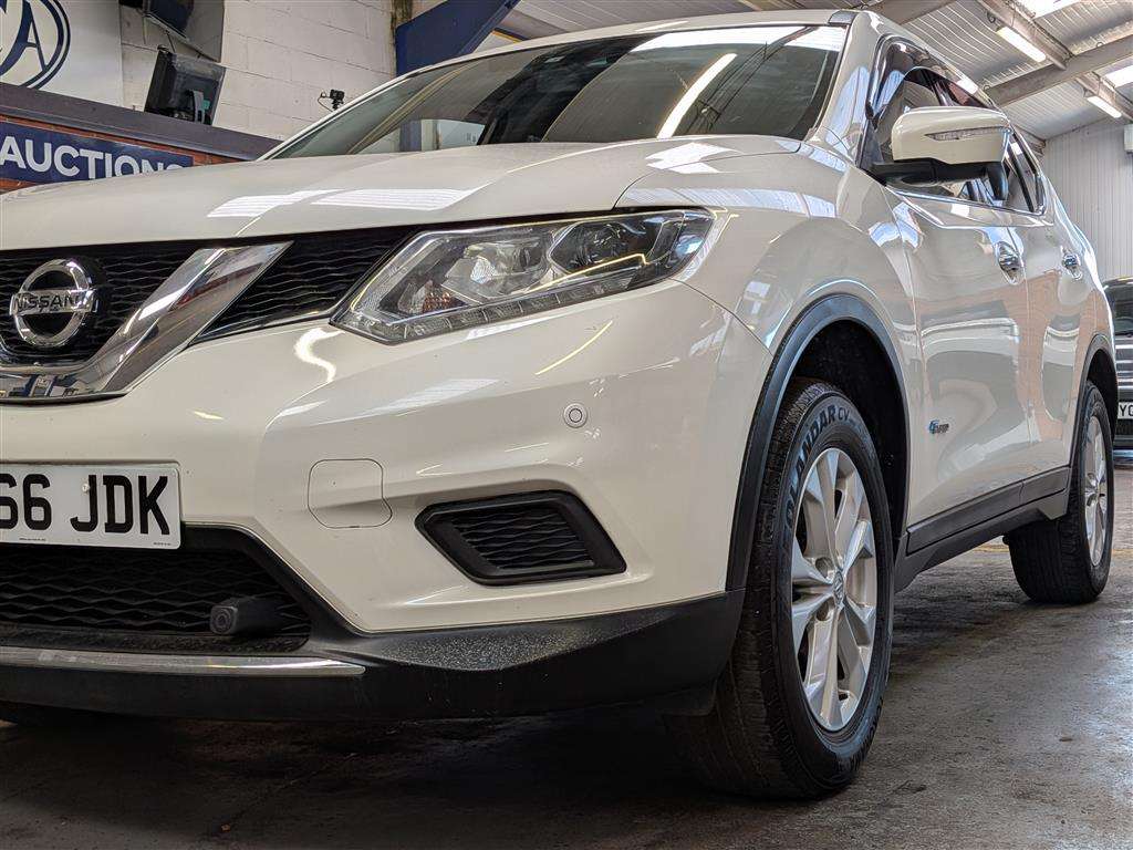 <p>2016 NISSAN X-TRAIL</p>