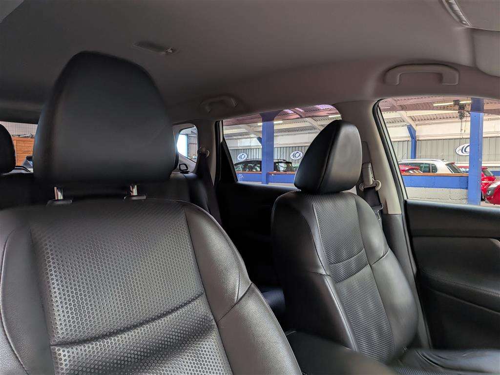 <p>2016 NISSAN X-TRAIL</p>
