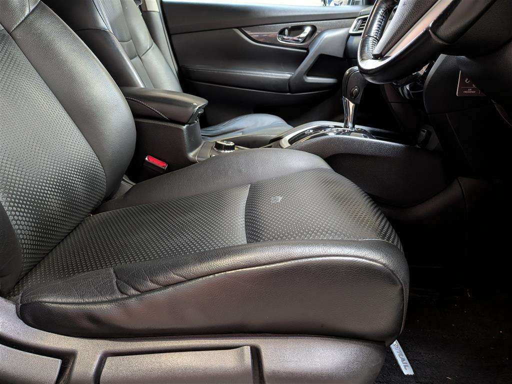 <p>2016 NISSAN X-TRAIL</p>
