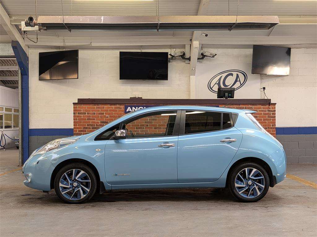 <p>2015 NISSAN LEAF ACENTA</p>