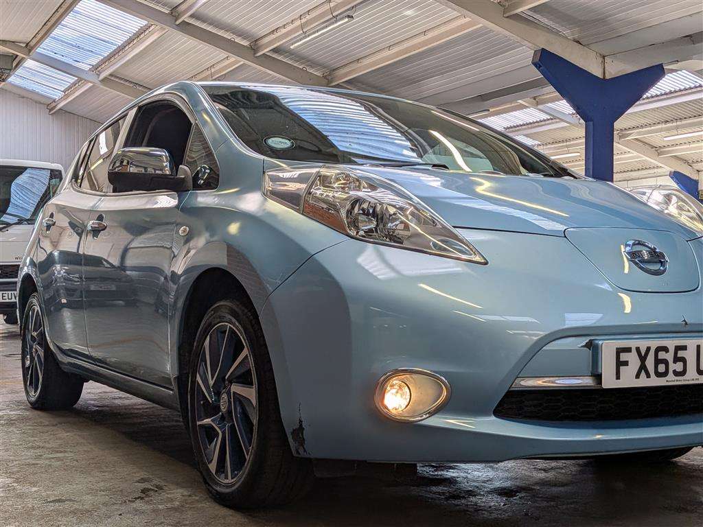 <p>2015 NISSAN LEAF ACENTA</p>