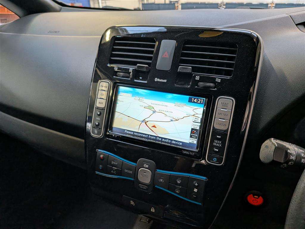 <p>2015 NISSAN LEAF ACENTA</p>