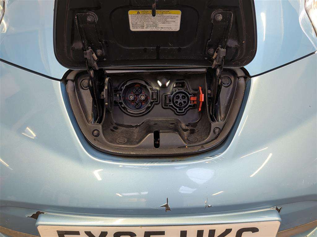 <p>2015 NISSAN LEAF ACENTA</p>