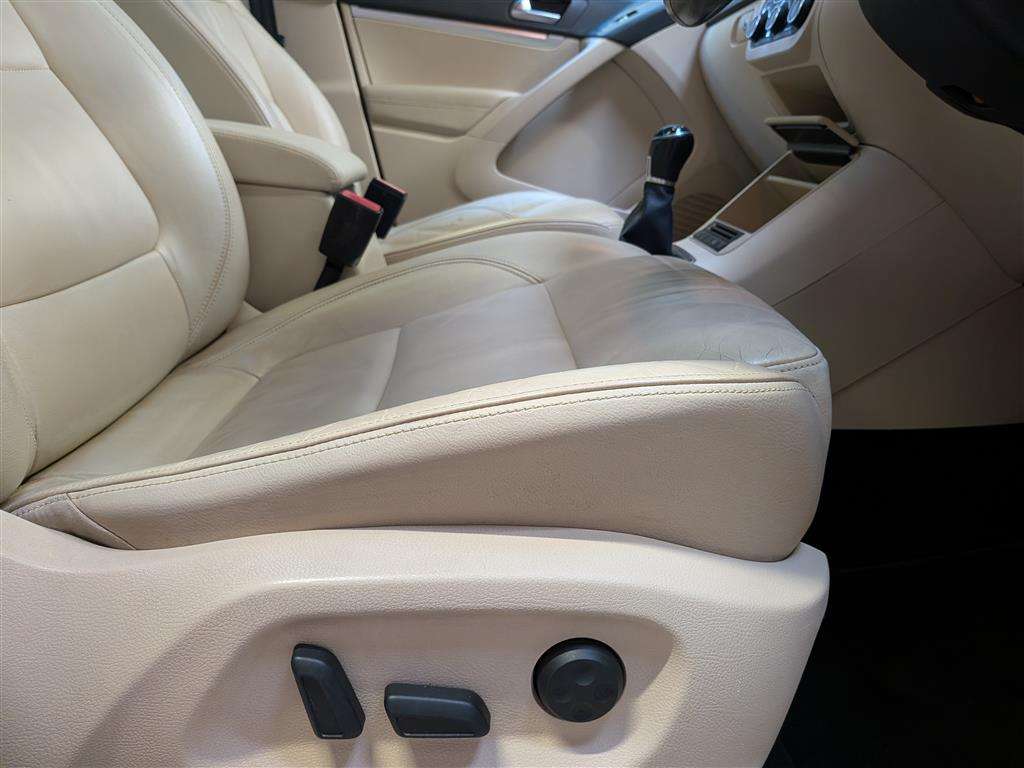 <p>2011 VOLKSWAGEN TIGUAN SPORT TDI 4MOTION</p>