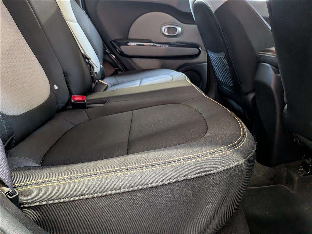 <p>2015 KIA SOUL CONNECT +</p>