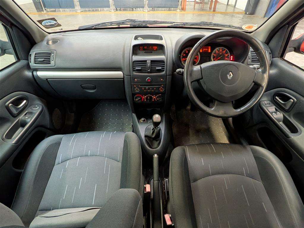 <p>2004 RENAULT CLIO DYNAMIQUE 16V</p>
