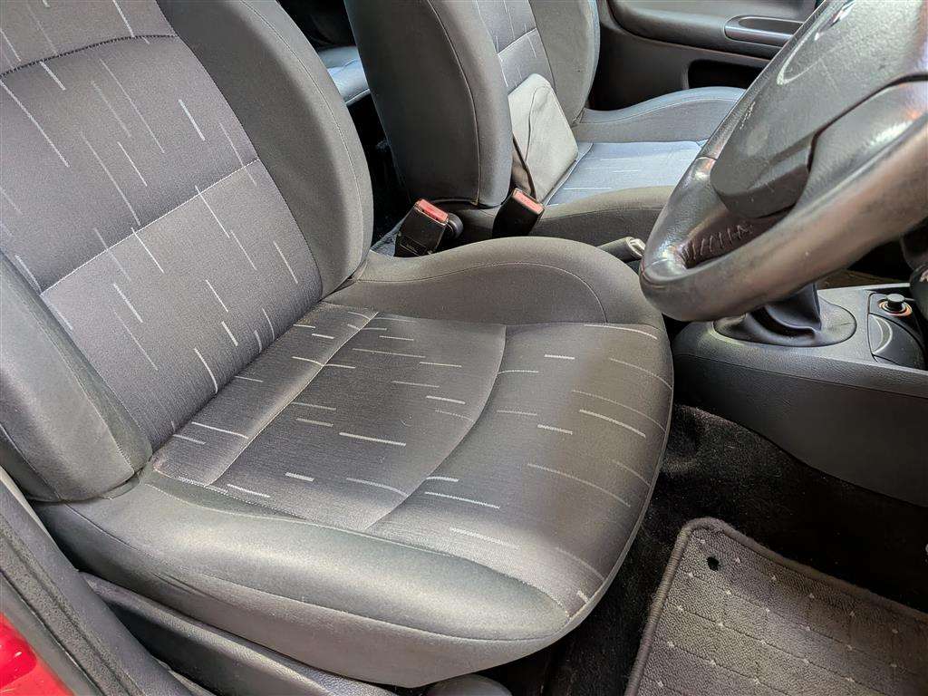 <p>2004 RENAULT CLIO DYNAMIQUE 16V</p>