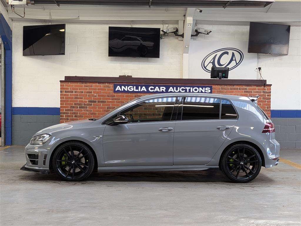 <p>2015 VOLKSWAGEN GOLF R DSG</p>
