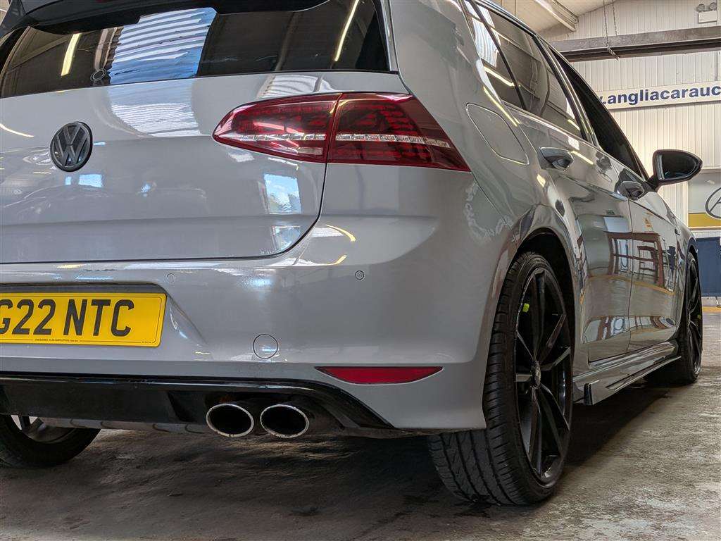 <p>2015 VOLKSWAGEN GOLF R DSG</p>