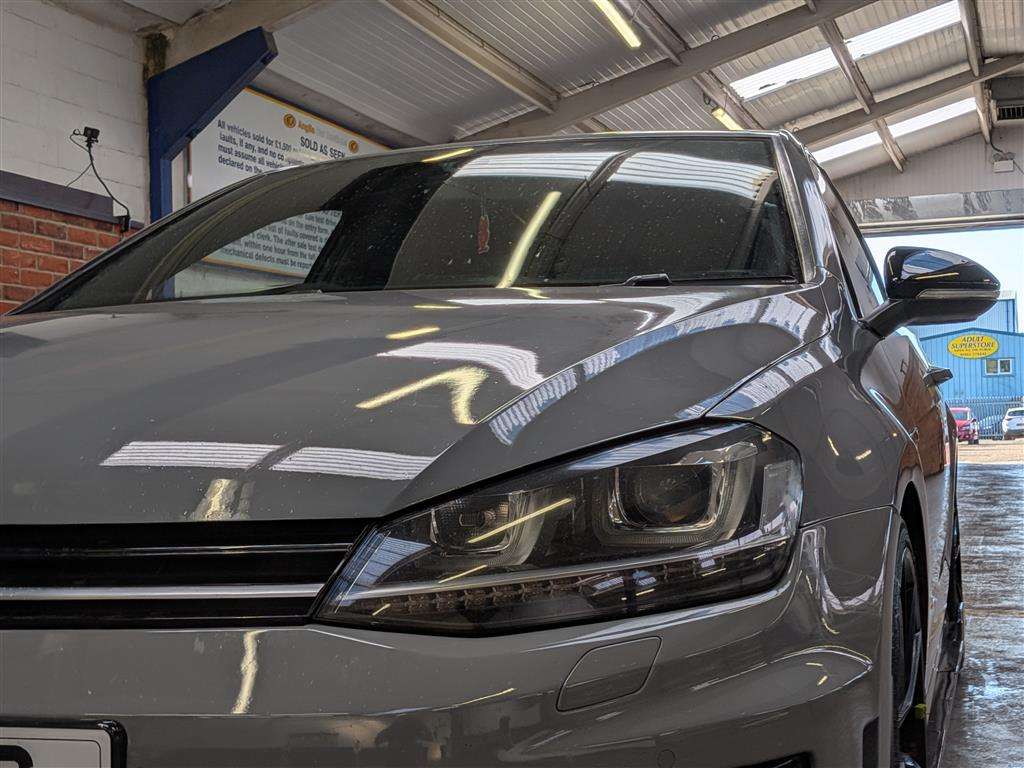 <p>2015 VOLKSWAGEN GOLF R DSG</p>