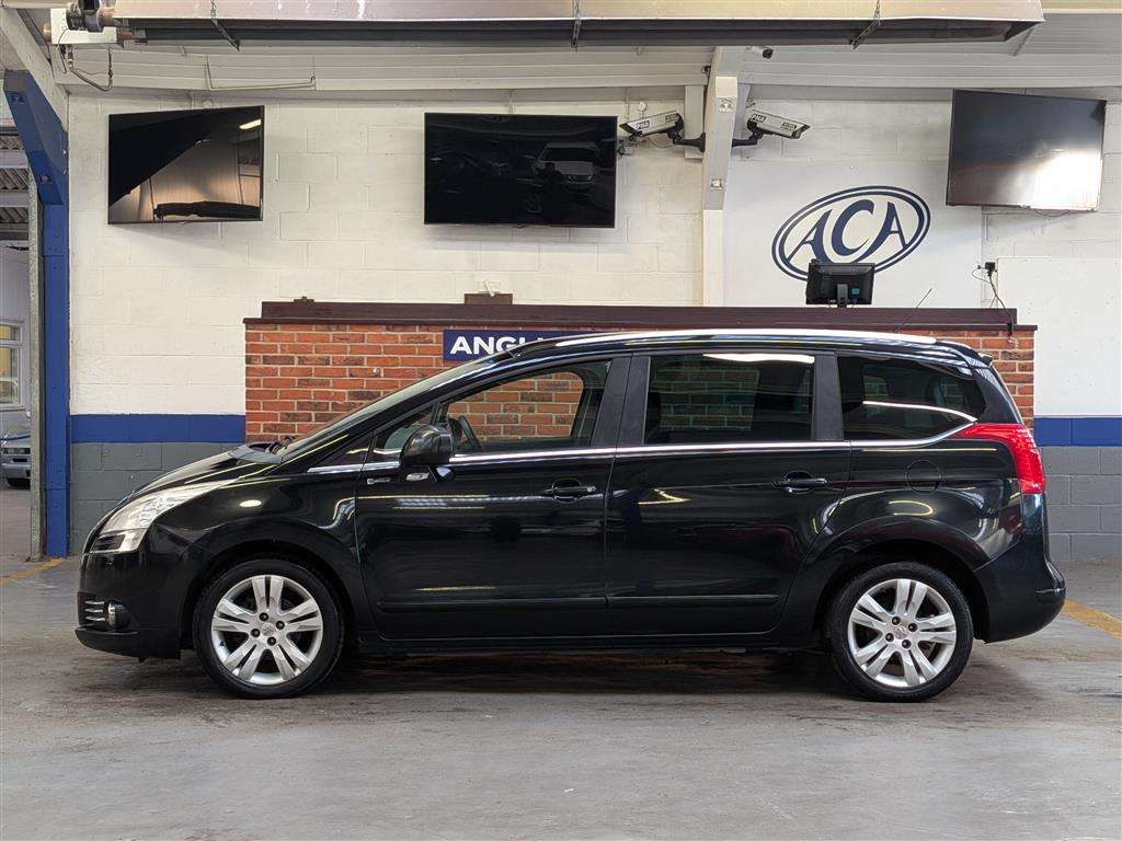 <p>2013 PEUGEOT 5008 FAMILY HDI</p>