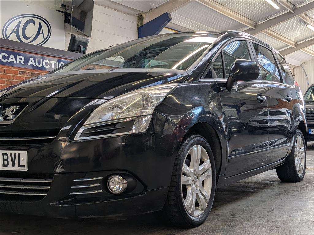 <p>2013 PEUGEOT 5008 FAMILY HDI</p>