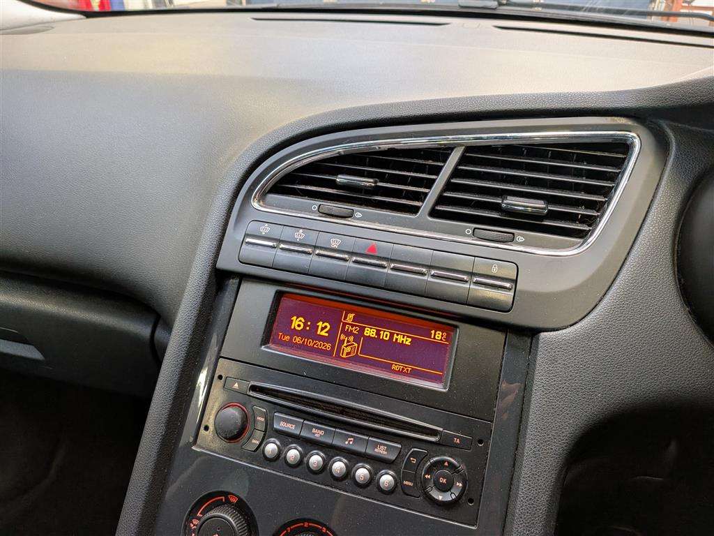 <p>2013 PEUGEOT 5008 FAMILY HDI</p>