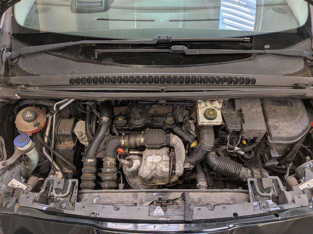 <p>2013 PEUGEOT 5008 FAMILY HDI</p>