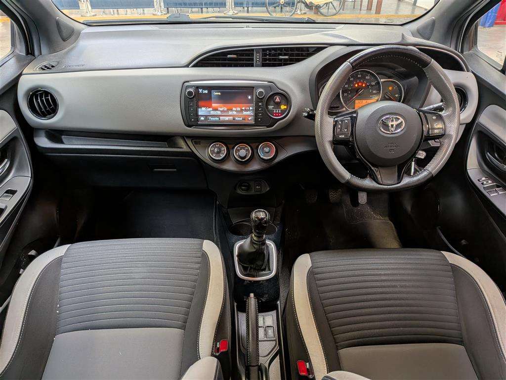 <p>2016 TOYOTA YARIS DESIGN VVT-I</p>