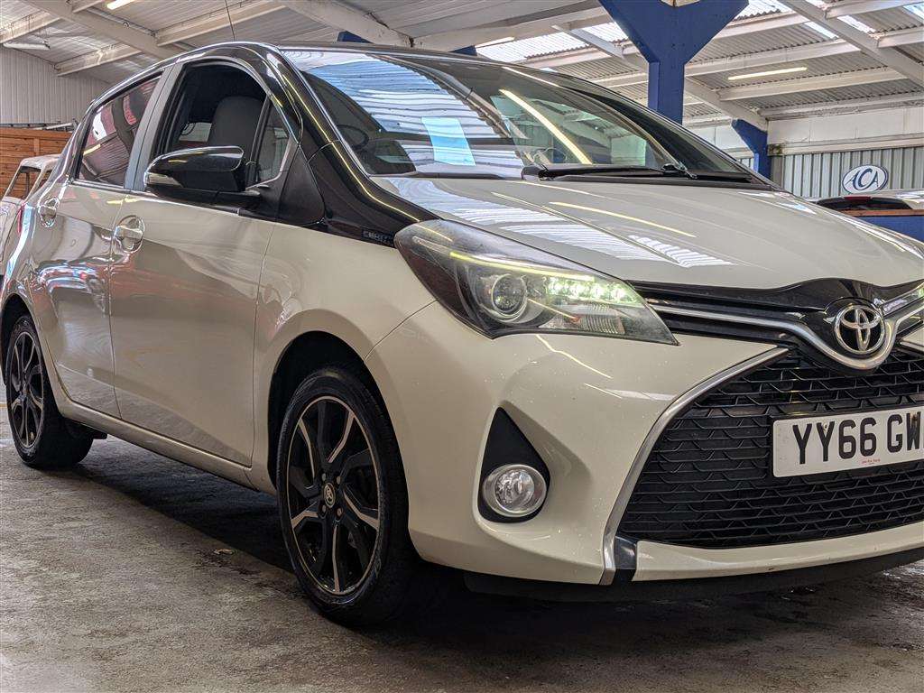 <p>2016 TOYOTA YARIS DESIGN VVT-I</p>