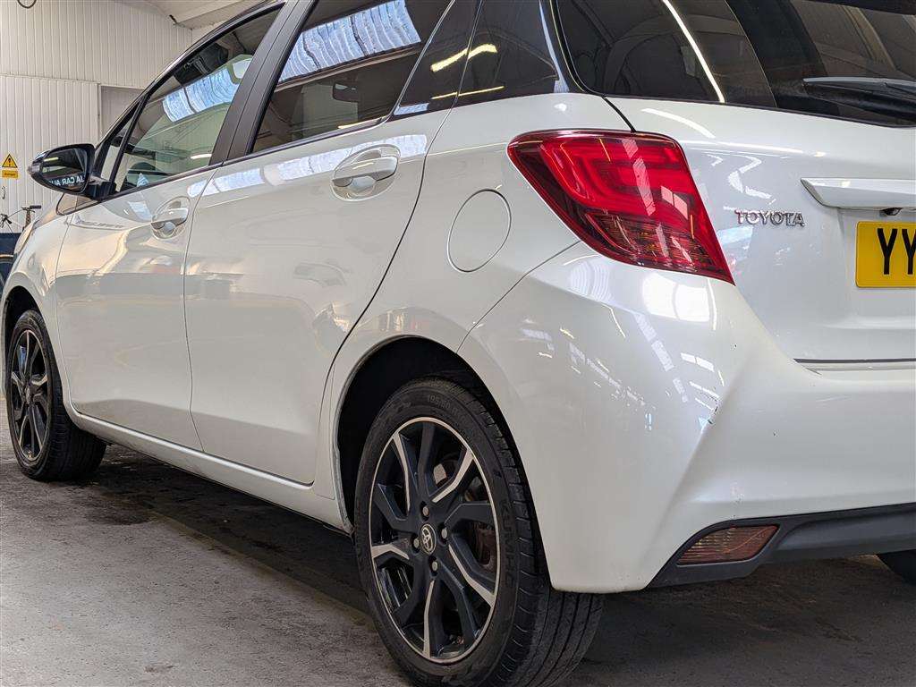 <p>2016 TOYOTA YARIS DESIGN VVT-I</p>