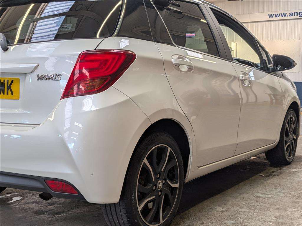 <p>2016 TOYOTA YARIS DESIGN VVT-I</p>