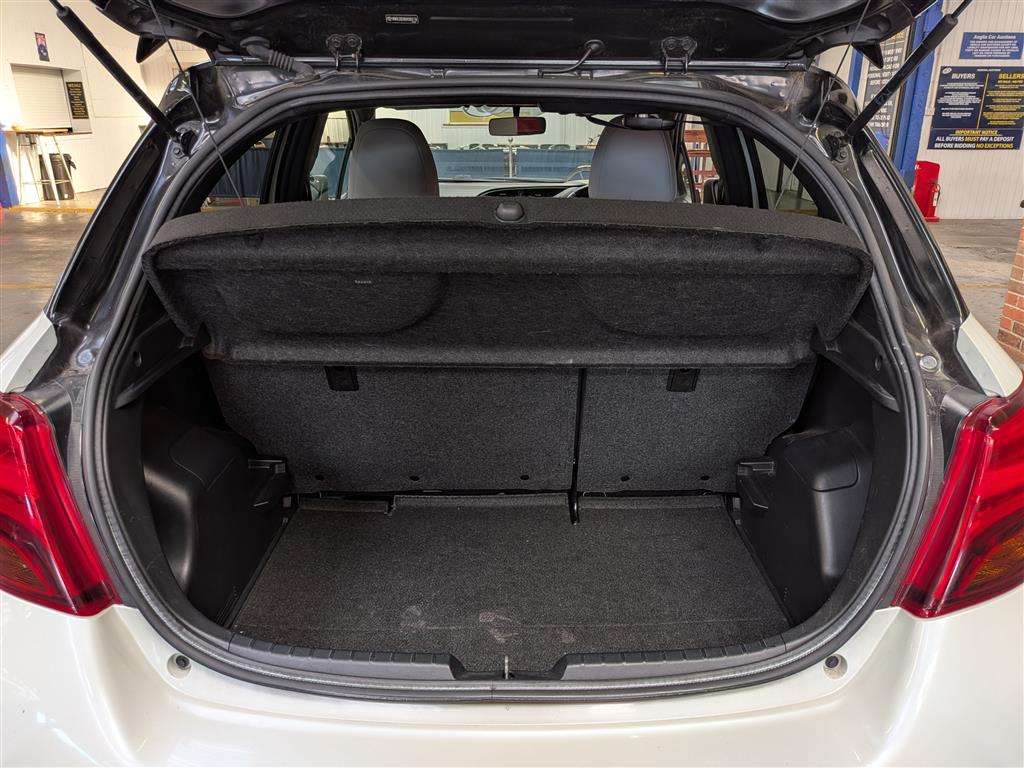 <p>2016 TOYOTA YARIS DESIGN VVT-I</p>