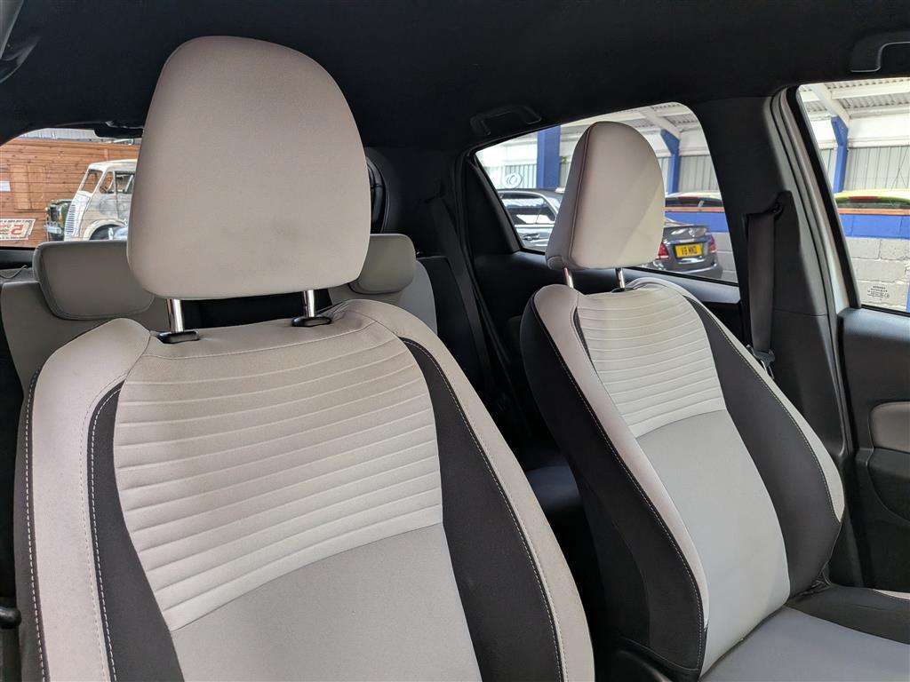 <p>2016 TOYOTA YARIS DESIGN VVT-I</p>