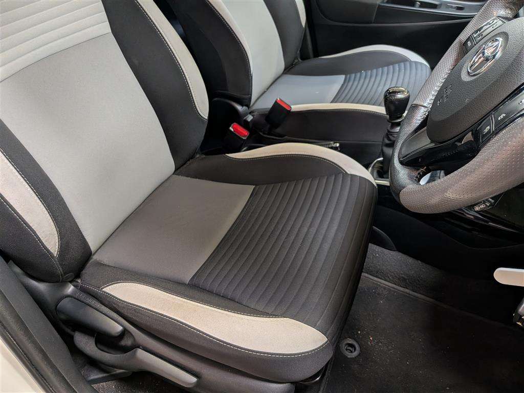 <p>2016 TOYOTA YARIS DESIGN VVT-I</p>