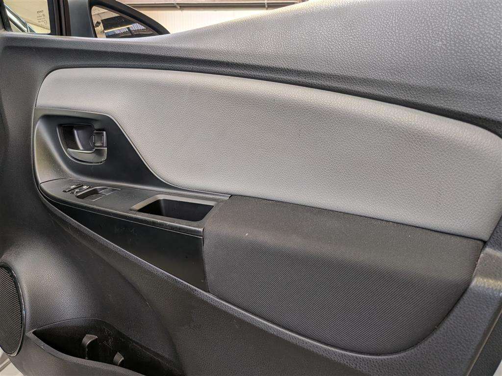 <p>2016 TOYOTA YARIS DESIGN VVT-I</p>