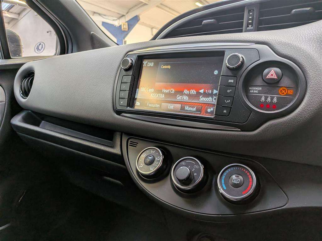 <p>2016 TOYOTA YARIS DESIGN VVT-I</p>