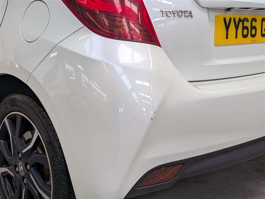 <p>2016 TOYOTA YARIS DESIGN VVT-I</p>