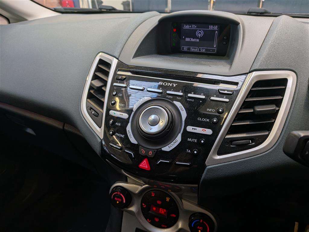 <p>2010 FORD FIESTA TITANIUM</p>