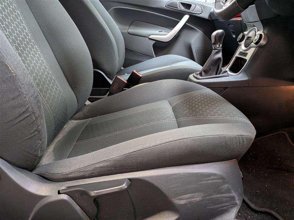 <p>2010 FORD FIESTA TITANIUM</p>