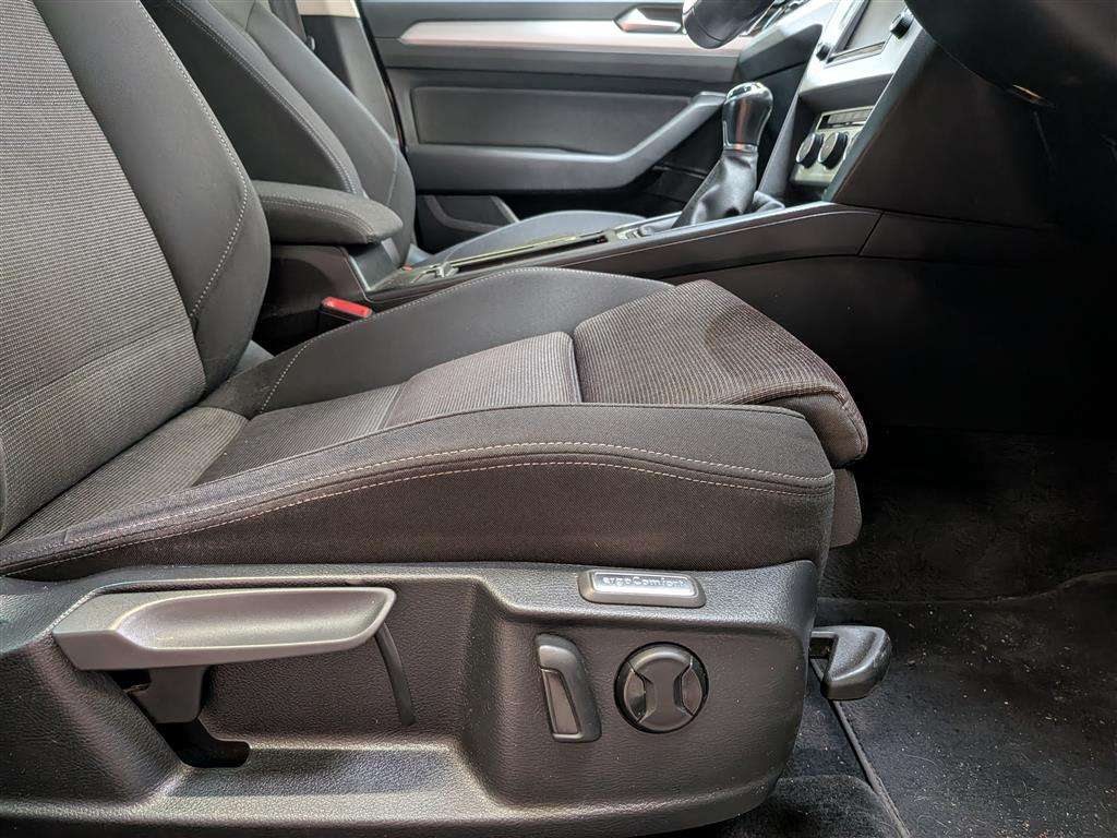 <p>2016 VOLKSWAGEN PASSAT SE BUSINESS TDI BM</p>