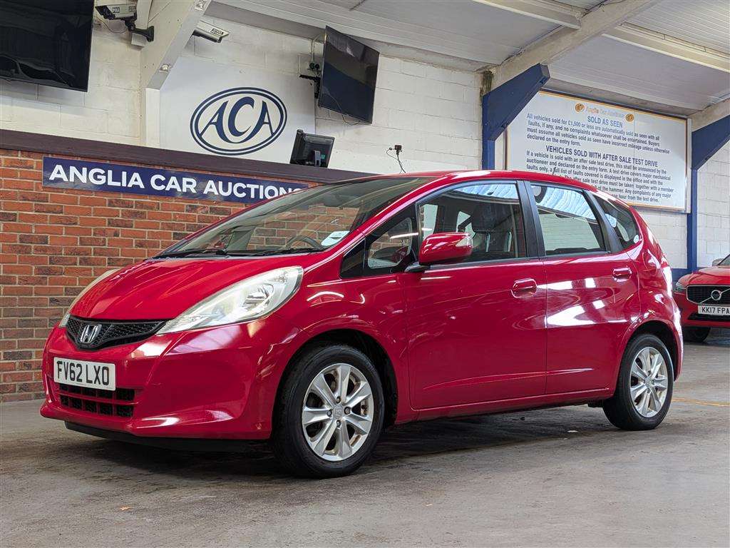 <p>2012 HONDA JAZZ I-VTEC ES</p>