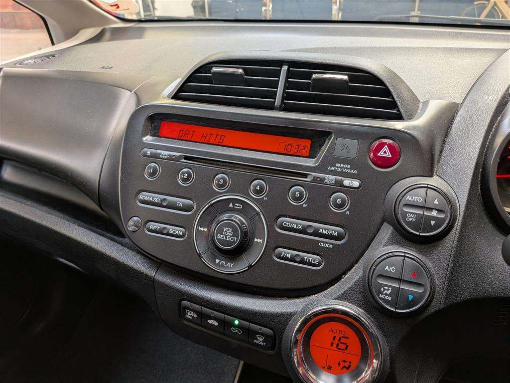 <p>2012 HONDA JAZZ I-VTEC ES</p>