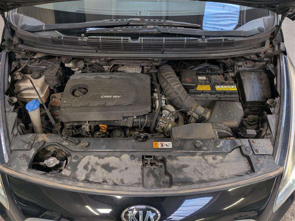 <p>2015 KIA CARENS 2 CRDI ISG</p>