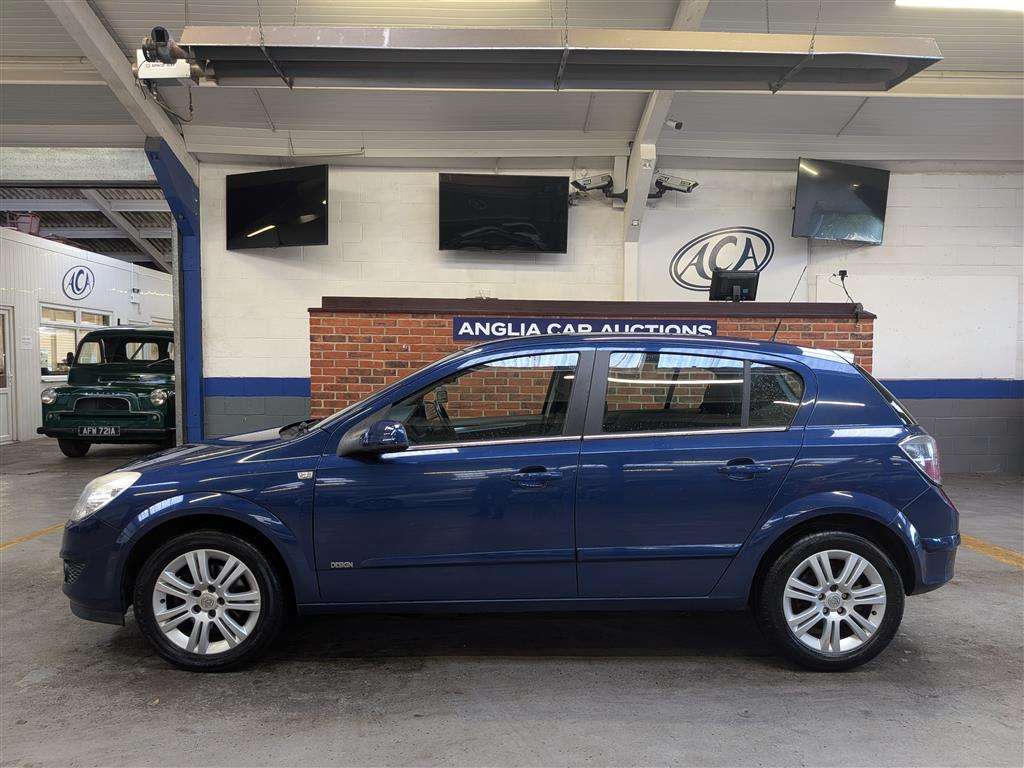 <p>2008 VAUXHALL ASTRA DESIGN</p>