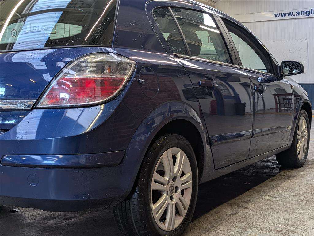 <p>2008 VAUXHALL ASTRA DESIGN</p>